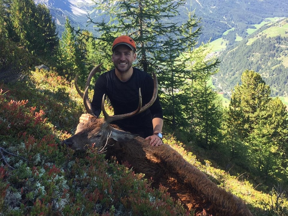 Simone Ruinatscha da Müstair cun tschierv sajettà ils 3 da settember sin l'Alp Sieva