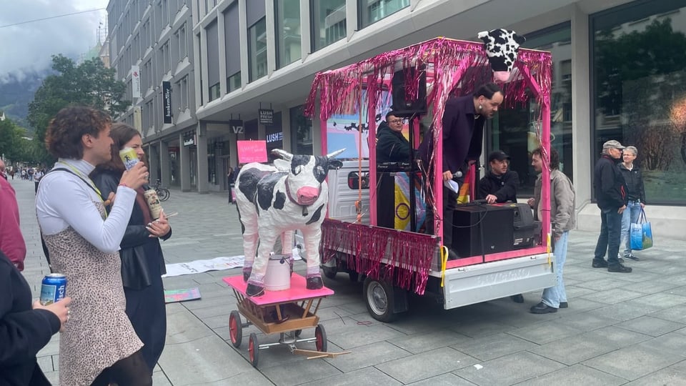 In Chur wird heute die Khur Pride 2024 mit vielen bunten Fahnen gefeiert.