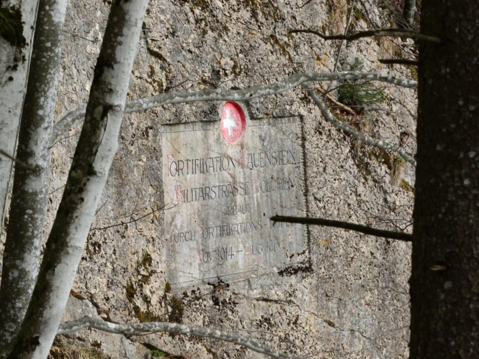 Tafel auf Fels