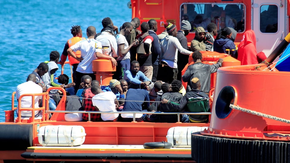 Dutzende Menschen auf einem spanischen Rettungsboot