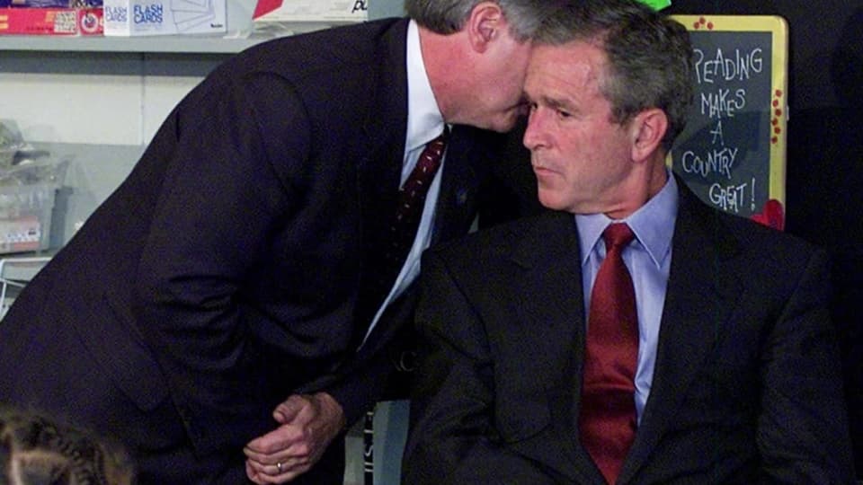 Stabschef Andrew Card informiert George Bush über die Terroranschläge
