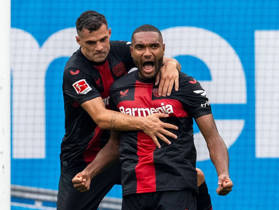 Granit Xhaka und Torschütze Jonathan Tah.