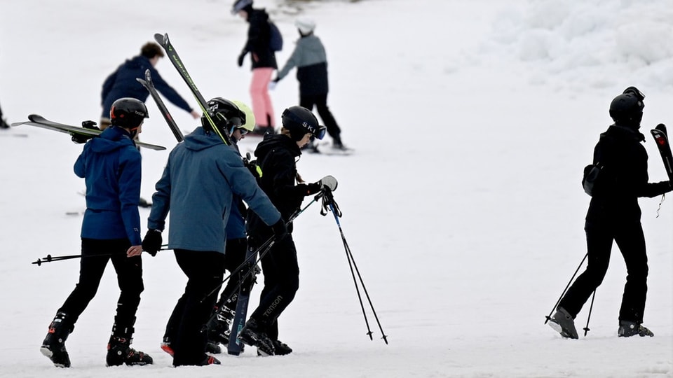 Skifahrer zu Fuss unterwegs.