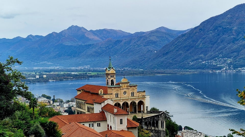 Blick von Orselina zur Kirche Madonna del Sasso und über den Lago Maggiore.