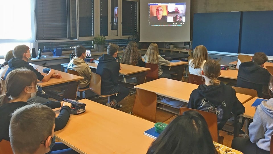 Die übrigen Schülerinnen und Schüler verfolgen die Videokonferenz in einem separaten Klassenzimmer.