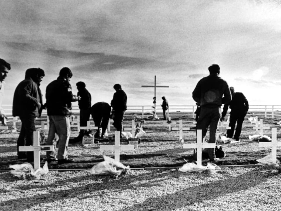 Argentinische Soldaten besuchen einen Soldatenfriedhof auf den Falkland-Inseln.