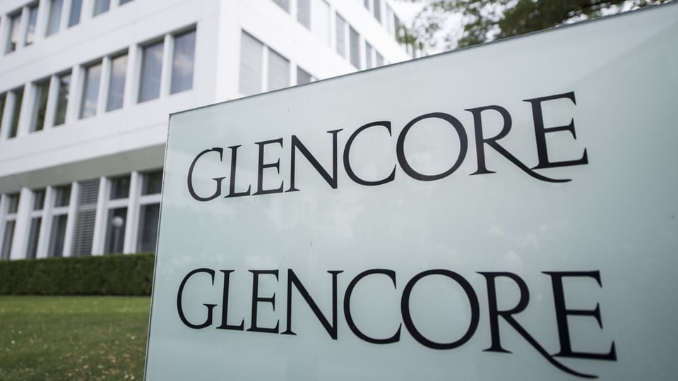Glencore-Logo vor dem Baarer Hauptsitz.