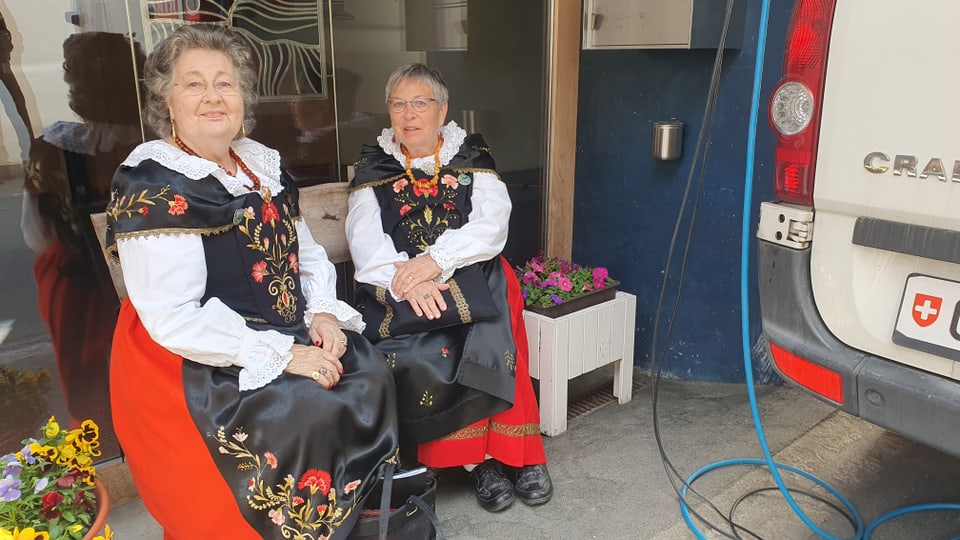 Die beiden Damen geniessen eine wohlverdiente Pause.