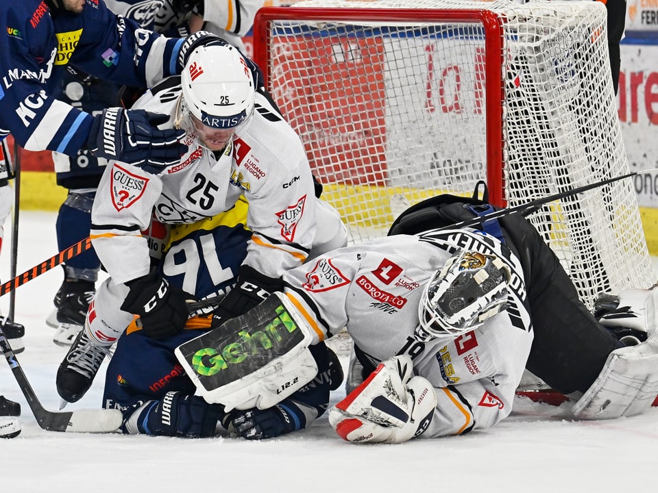Mikko Koskinen erhielt nach dieser Szene eine Spieldauer-Disziplinarstrafe.