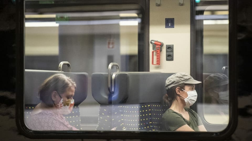 Eine Frau mit Atemschutzmaske wartet im Hauptbahnhof in ihren Zug, aufgenommen am Freitag, 3. Juli 2020 in Zuerich.