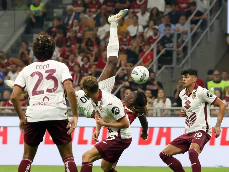 Fussballspiel mit Spieler, der einen Fallrückzieher ausführt.