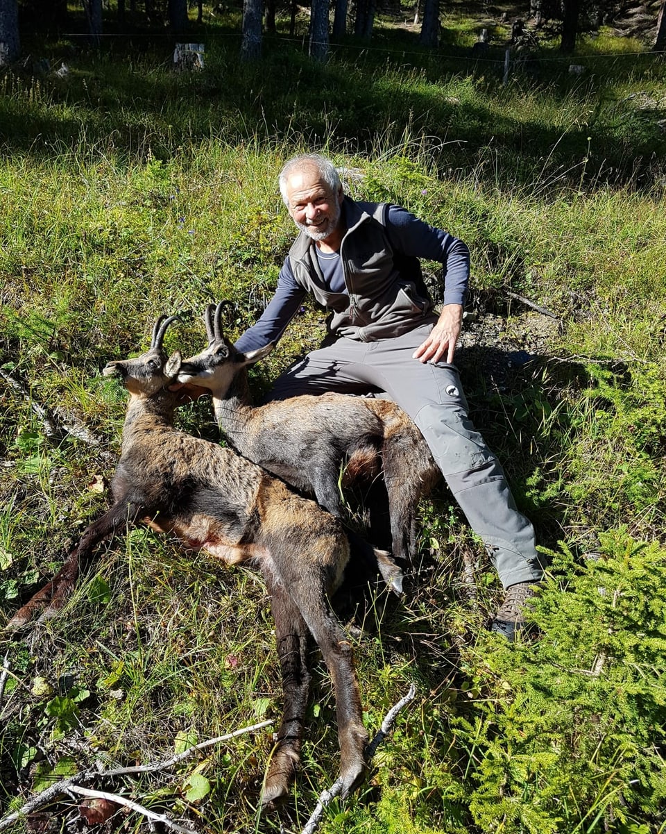 Ernst Demonti e sia preda ch'el ha sajettà en la Val Sinestra.