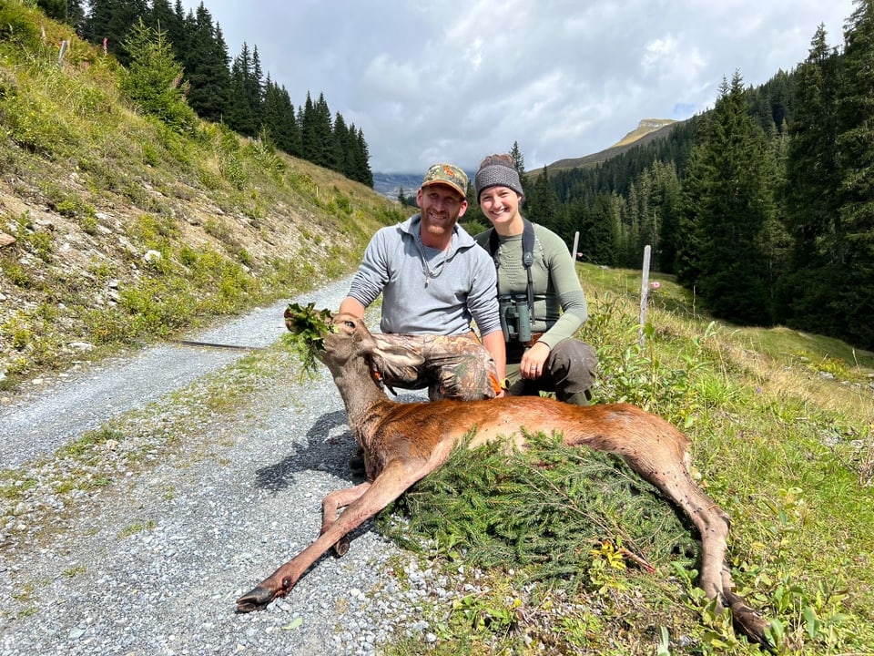 Peter e Sereina Truog cun ina vatga-tschierv, sajettà ils 4 da settember