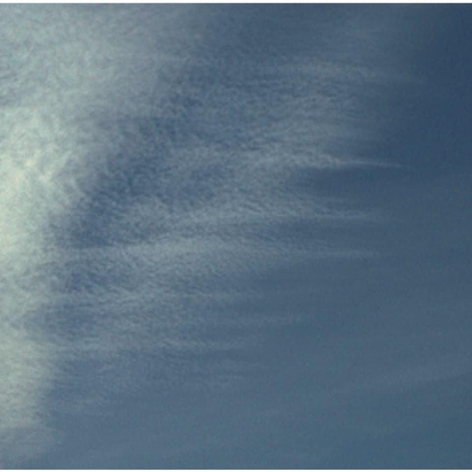 In der Höhe erkennt viele kleine, aufgehäufte Wolken. Sie erstrecken sich über eine grosse Fläche.