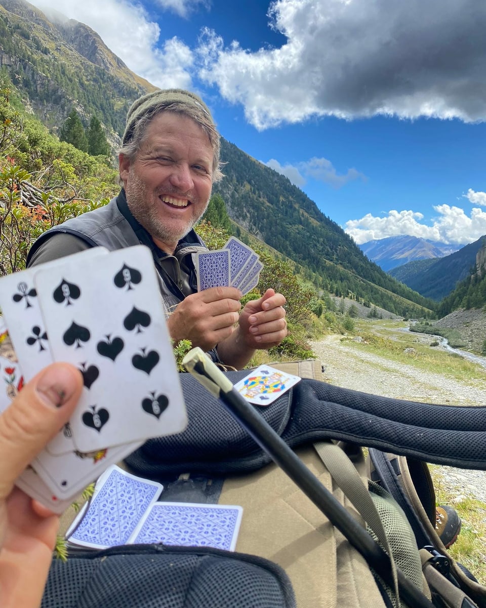 Giogar a rumba durant las posas, Niculin Arquint e Martin Jäger in Val Susauna.