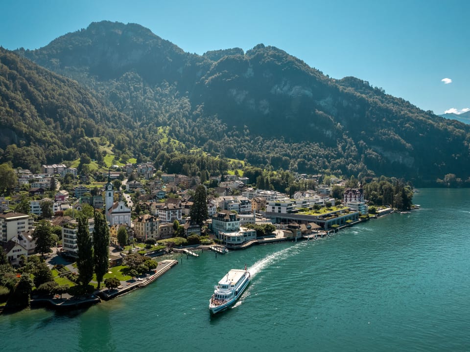 Blick von oben (2923) auf das Hotel und den See.