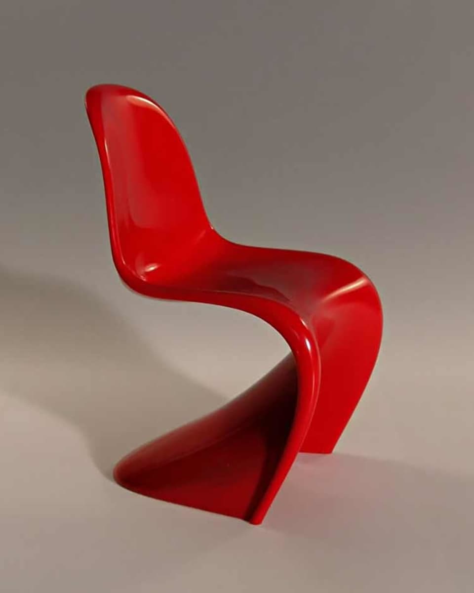 Ein Stuhl in S-Form aus Kunststoff.
