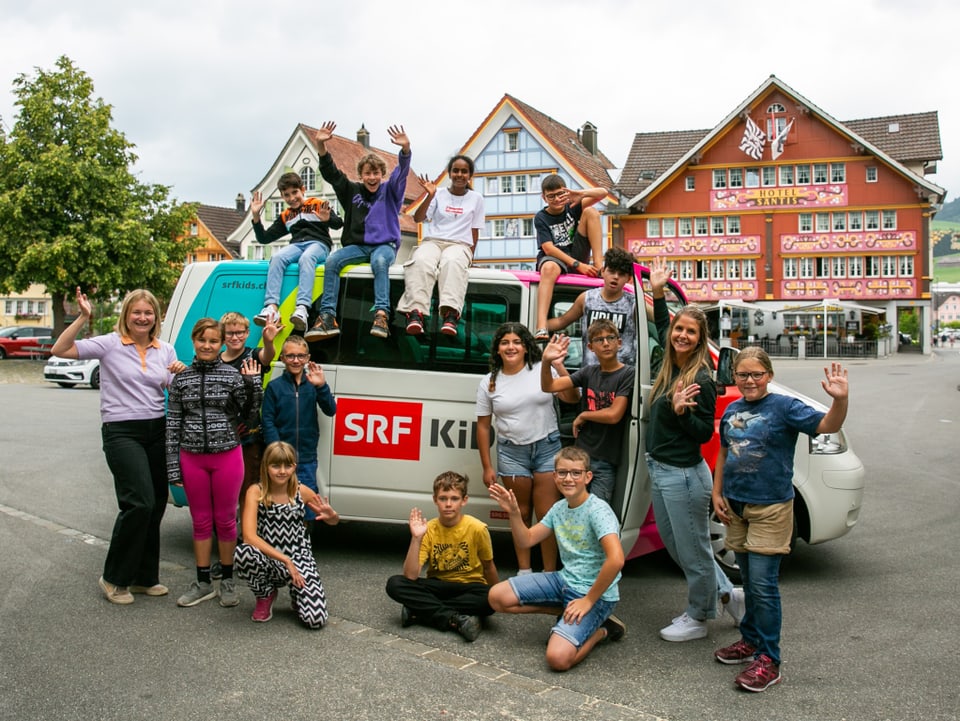 Ein Klassenfoto vor dem SRF Kids Bus