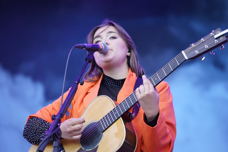 Joya Marleen auf der Bühne am Open Air Lumnezia.