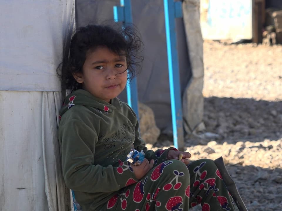 Ein syrisches Kind sitzt.