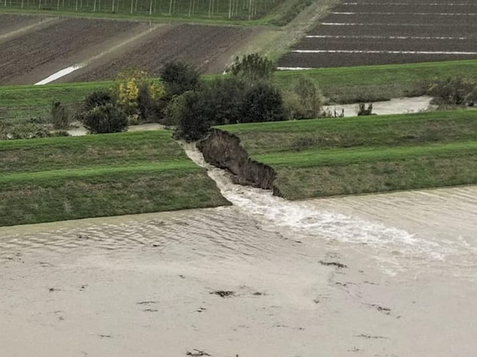 Ebenda ist ein Wildbach zum nahen Fluss durchgeborchen.