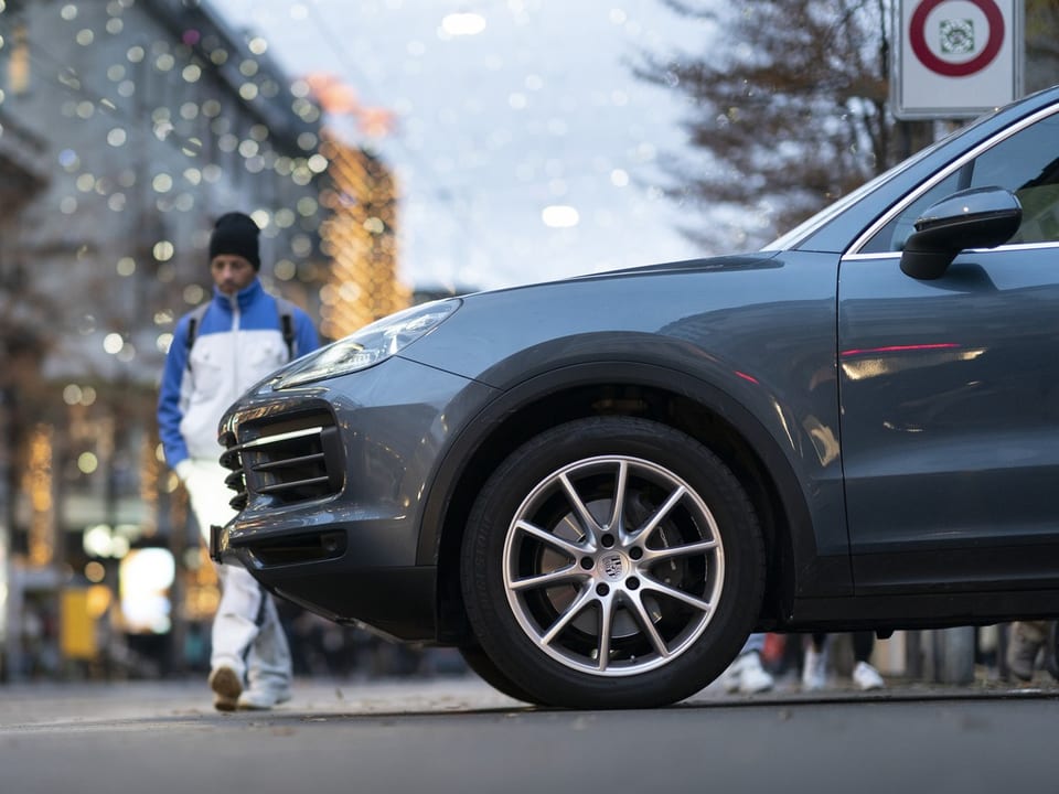 Ein Porsche fährt an der Bahnhofstrasse in Zürich vorbei.