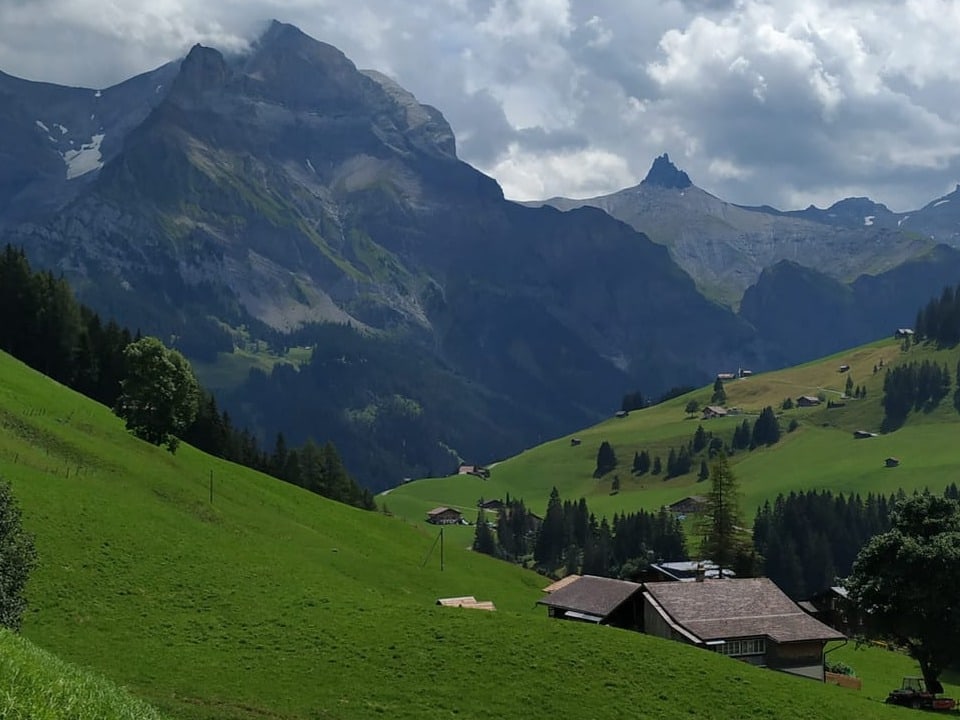 Bergmassiv über dem Dorf Adelboden.