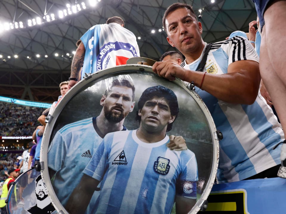 Bild von Messi und Maradona auf einer Trommel.