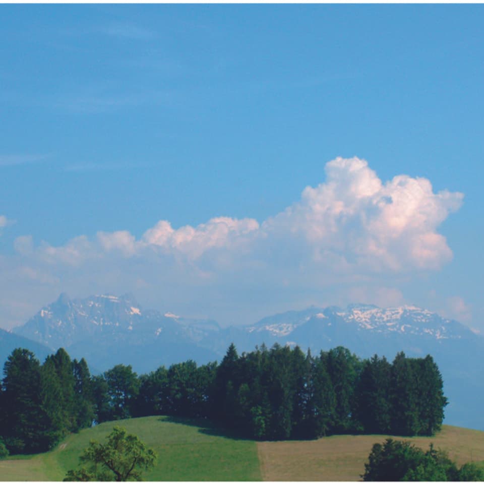 Eine Quellwolke über den Bergen, bereits etwas grösser als ein Cumulus humilis.