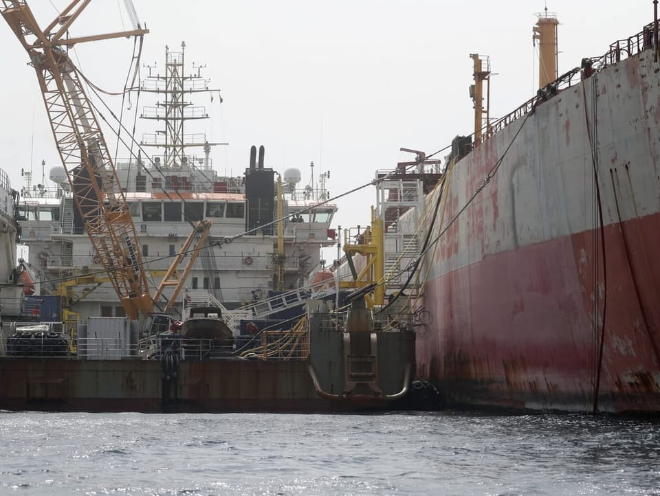 Bild: Mit dem Tanker verbundenes Hilfsschiff.