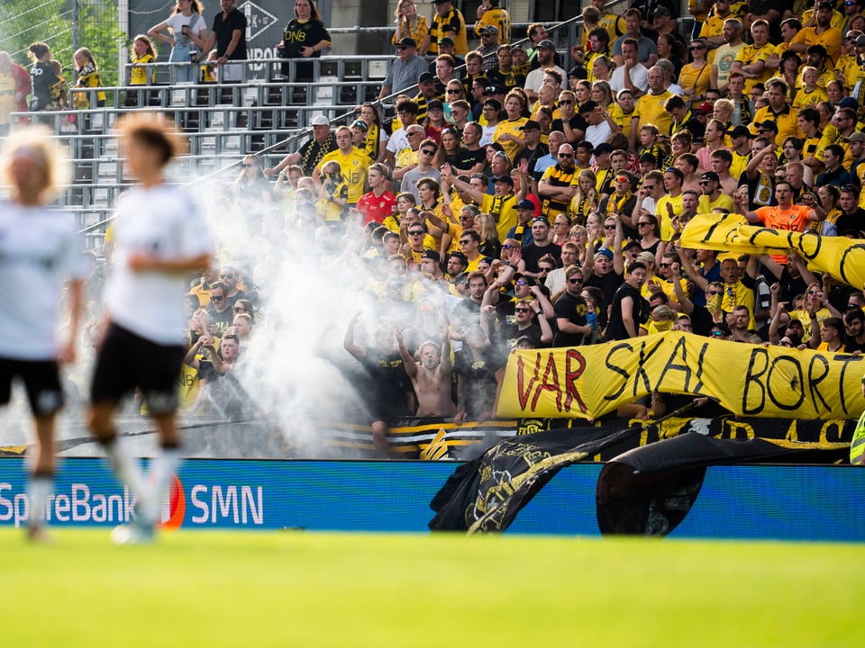 Die Fans protestieren in Norwegen gegen den VAR.