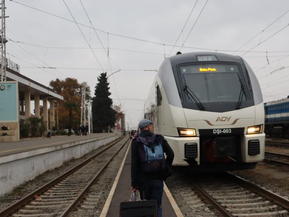 Christian von Burg auf dem Perron vor dem Zug nach Baku.