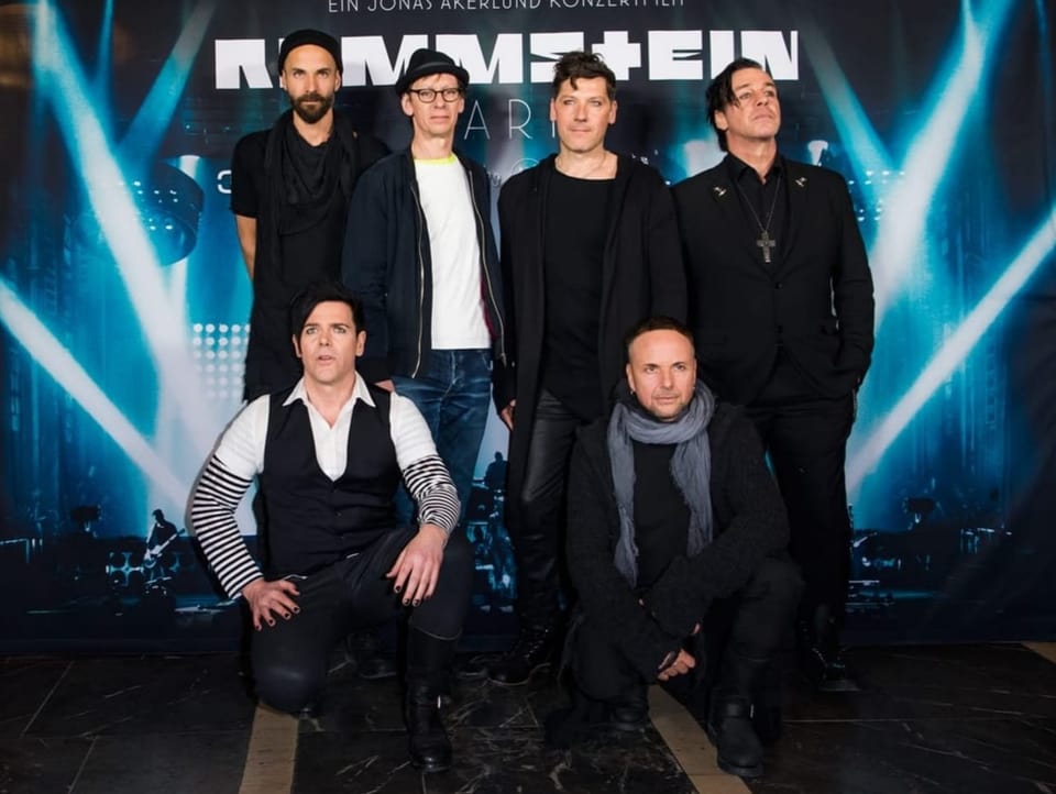 Die ganze Band Rammstein bei einem Gruppenfoto
