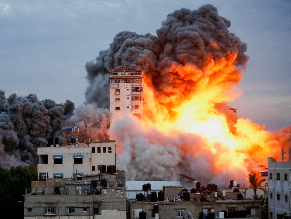 Rauch und Flammen steigen auf, nachdem israelische Streitkräfte ein Hochhaus in Gaza-Stadt angegriffen haben.