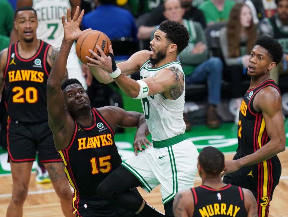 Clint Capela  im Duell mit Jayson Tatum).