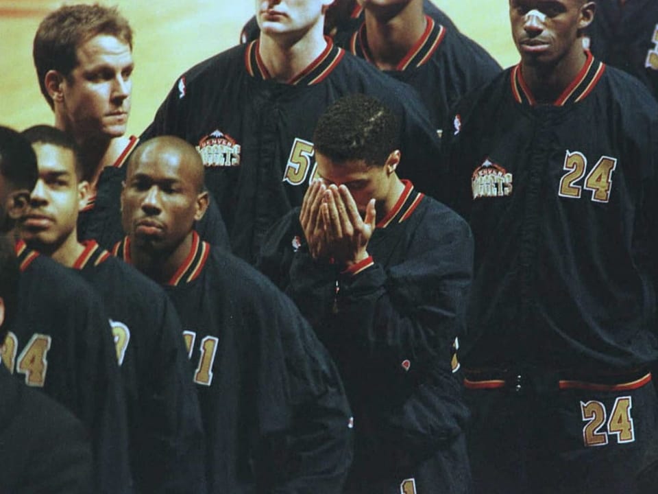 Mahmoud Abdul-Rauf, Verteidiger der Denver Nuggets, neigt während der Nationalhymne seinen Kopf zum Gebet.