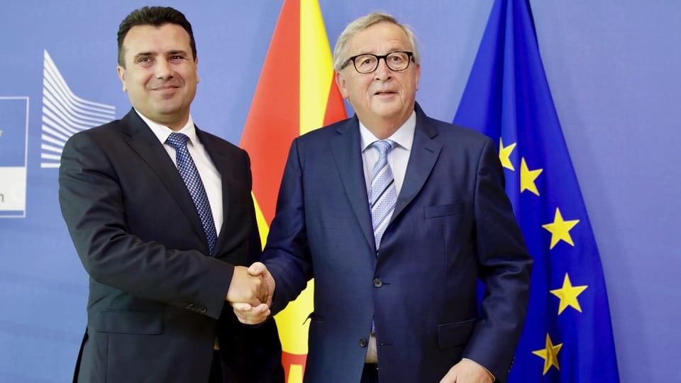 Zaev und Juncker schütteln sich die Hand