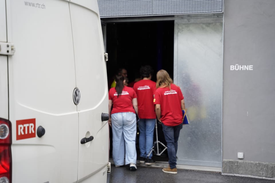 Die Musikschule Viamala betritt den Bereich hinter der Bühne vor ihrem Konzert in Vals.