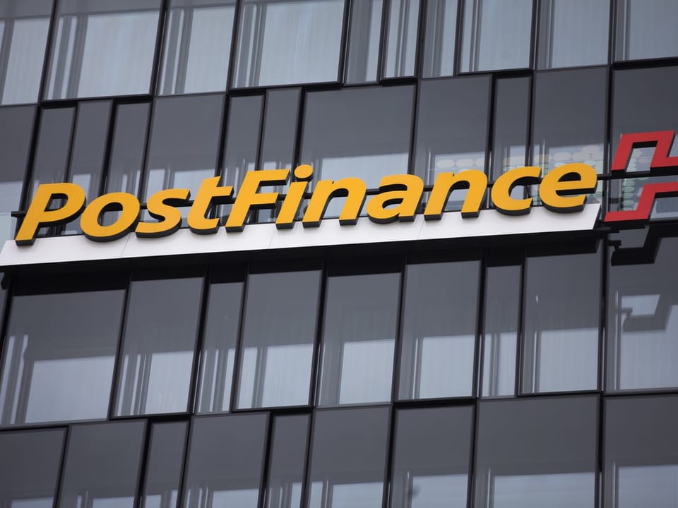 PostFinance Logo an einem Bürogebäude.