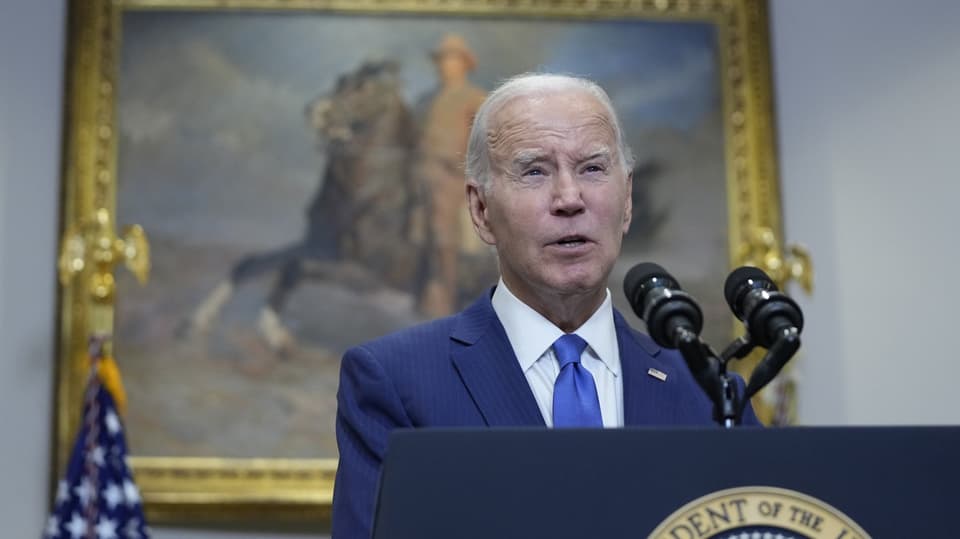 US-Präsident Joe Biden spricht in zwei Mikrofone.