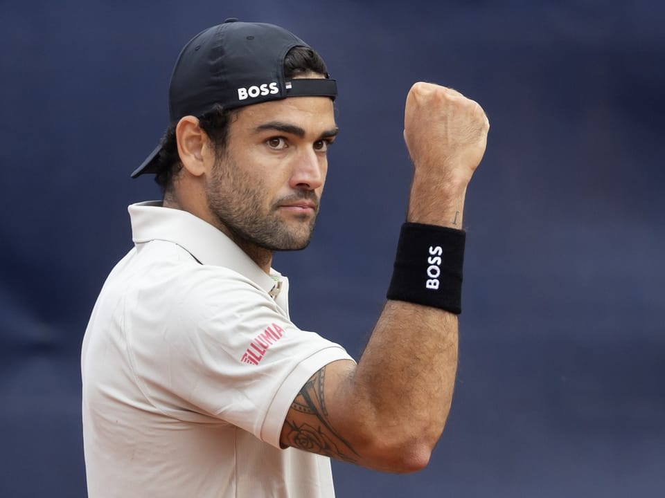 Tennisspieler jubelt mit erhobenem Arm.