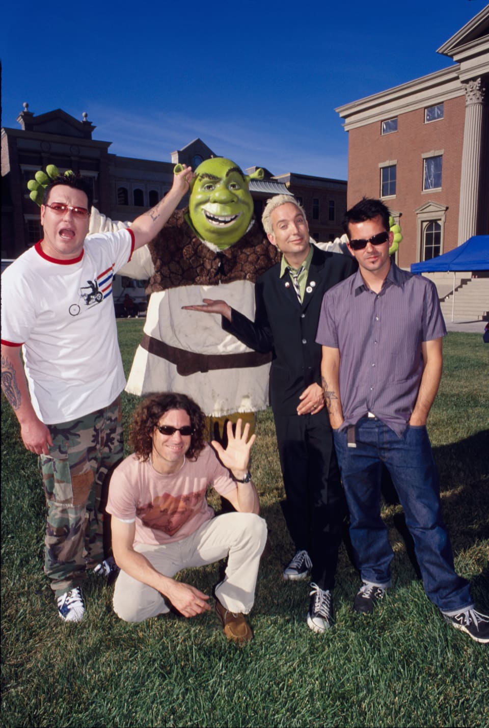 Steve Harwell, Paul De Lisle, Michael Urbano und Greg Camp von Smash Mouth zusammen mit Shrek