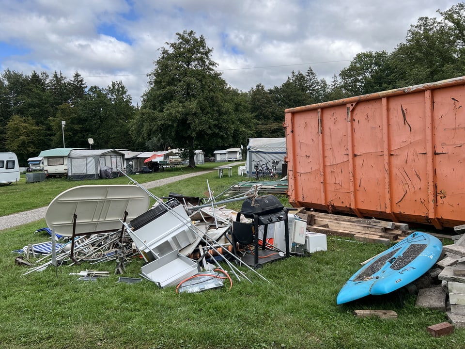 Sperrmüll und ein Container vor Wohnwagen