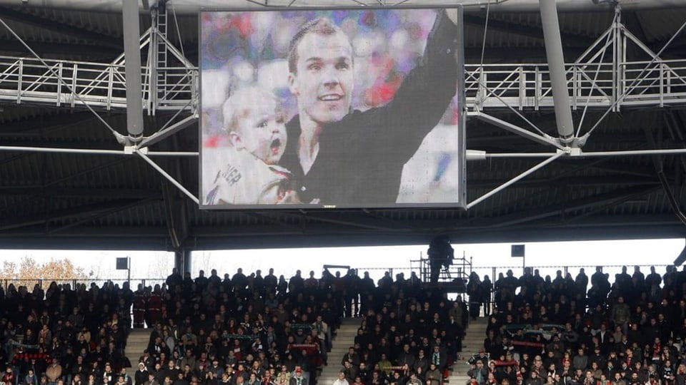 Auf der Stadionleinwand ein altes Bild von Papa Enke mit seiner Tochter