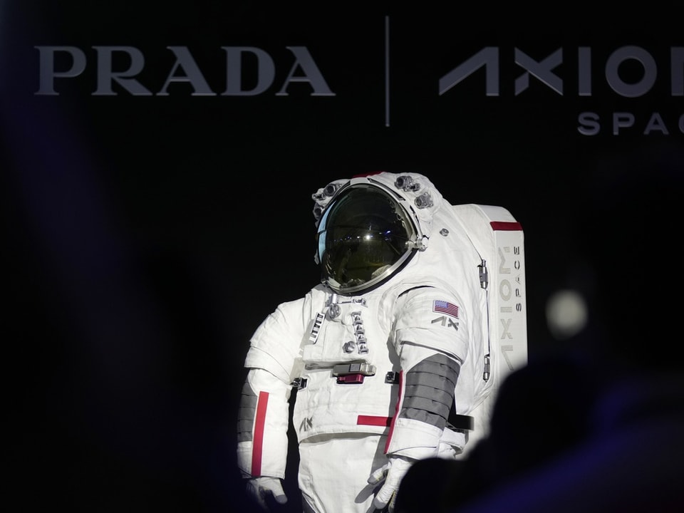 Astronautenanzug mit Logos von Prada und Axiom Space.