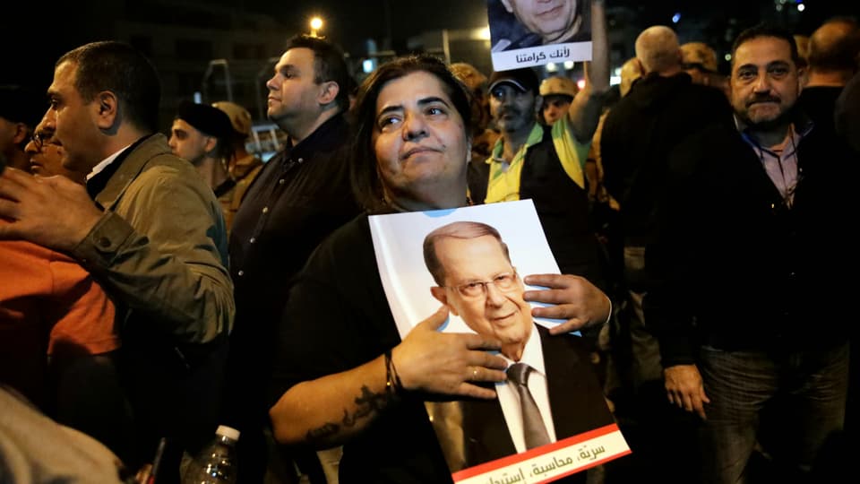 Frau hält Bild umarmt. Darauf ist Aoun zu sehen.