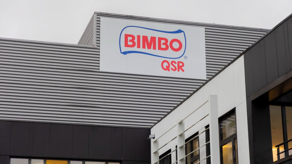 Aussenansicht eines Gebäudes mit Bimbo QSR-Logo.
