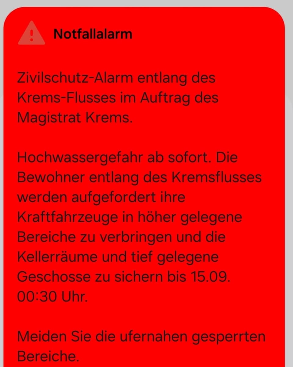 Euie mitteilnung der kremser behörden. "Hochwassergefahr ab sofort" steht drauf.