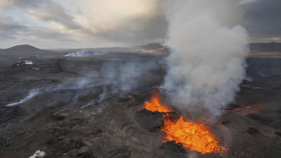 Lava- und Rauchwolke bei einem Vulkanausbruch.