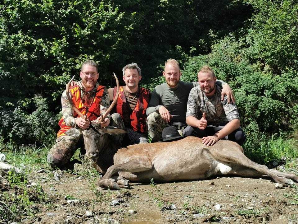 Sajettà il taur da 6 a Mustér ils 8-9-2022. Robin Flury Severin Lutz, Lucian Berther ed Adrian Huonder.